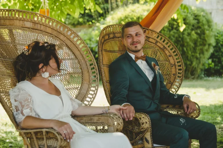 couple de mariés se regardant et se tenant la main lors de la cérémonie laique de leur mariage