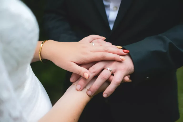 zoom sur les mains des jeunes mariés lors de leur mariage en normandie