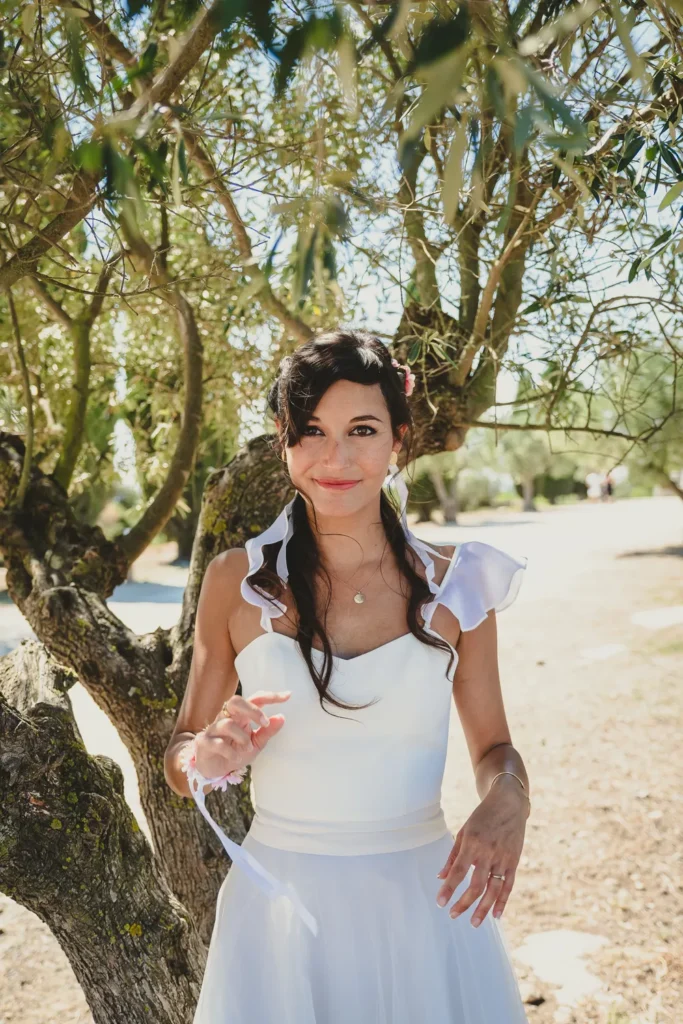 portrait d'une mariée sous les oliviers