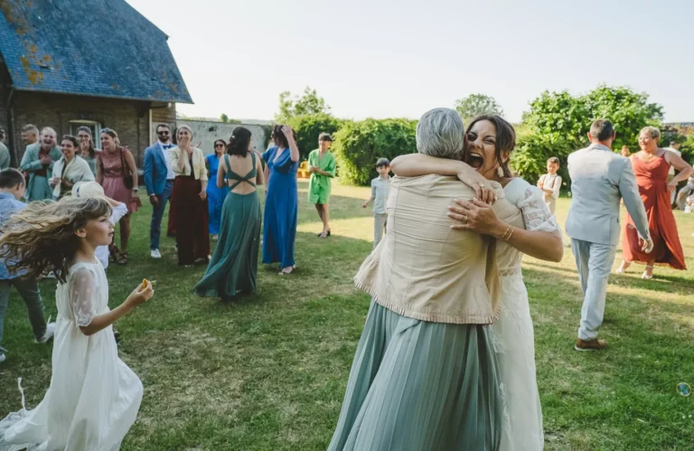 mariée serrant dans les bras son invitée qui a reçu le bouquet lors de son mariage en normandie