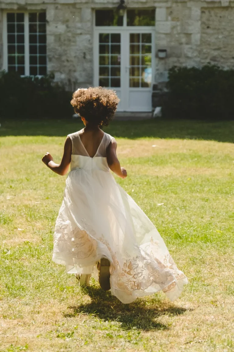 enfant courant pendant le vin d'honneur d'un mariage en normandie