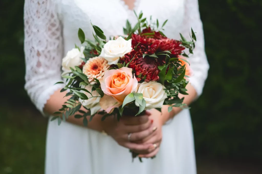 gros plan sur le bouquet de la mariée lors de son mariage en normandie