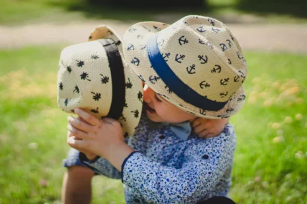 photos de deux jeunes frères se prenant dans les bras
