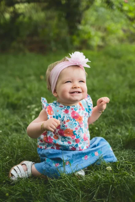 photo de famille d'une enfant assise dans l'herbe