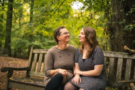 photo d'une maman et sa fille adolescente se regardant avec complicité