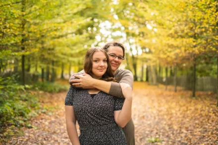 photo automnale d'une maman prenant sa fille adolescente dans les bras