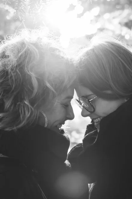 portrait noir et blanc émouvant de deux soeurs front contre front