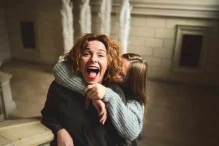 photo de famille de deux soeurs se chamaillant dans les escaliers d'un musée