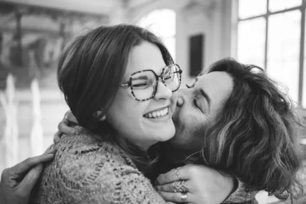 portrait noir et blanc émouvant de deux soeurs se prenant dans les bras et s'embrassant