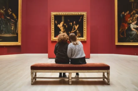 photo de famille de deux soeurs de dos qui regardent un tableau dans un musée