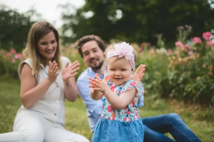 photo de famille de parents tapant dans leurs mains avec leur petite fille