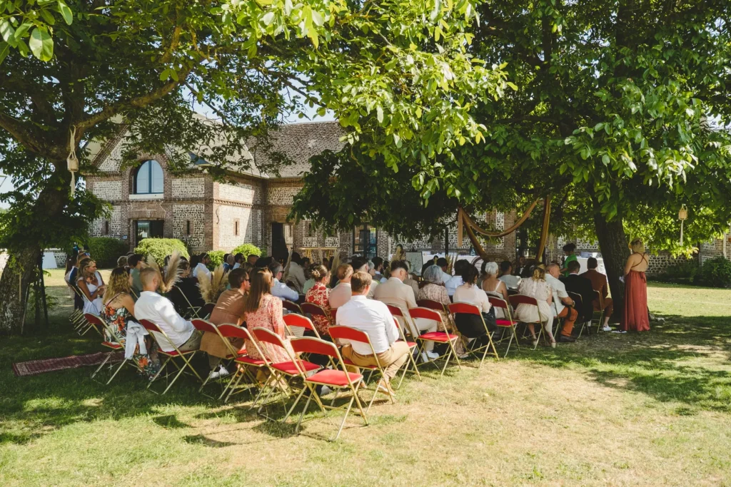 plan d'ensemble d'une cérémonie laïque de mariage