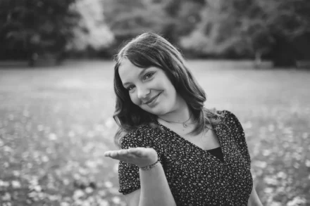 portrait noir et blanc d'une jeune fille faisant un bisou