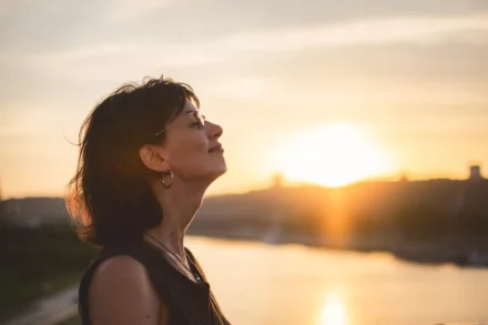 portrait d'une jeune femme au coucher du soleil