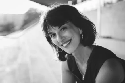 portrait d'une jeune femme noir et blanc