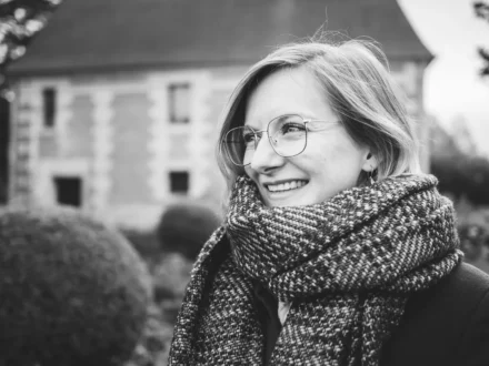 portrait noir et blanc d'une jeune femme éclatant de rire