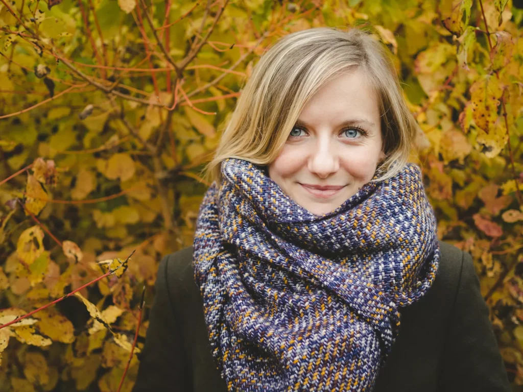 portrait automnal d'une jeune femme dans un parc en normandie