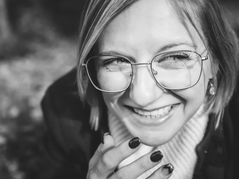 portrait serré d'une jeune femme éclatant de rire dans un parc en normandie