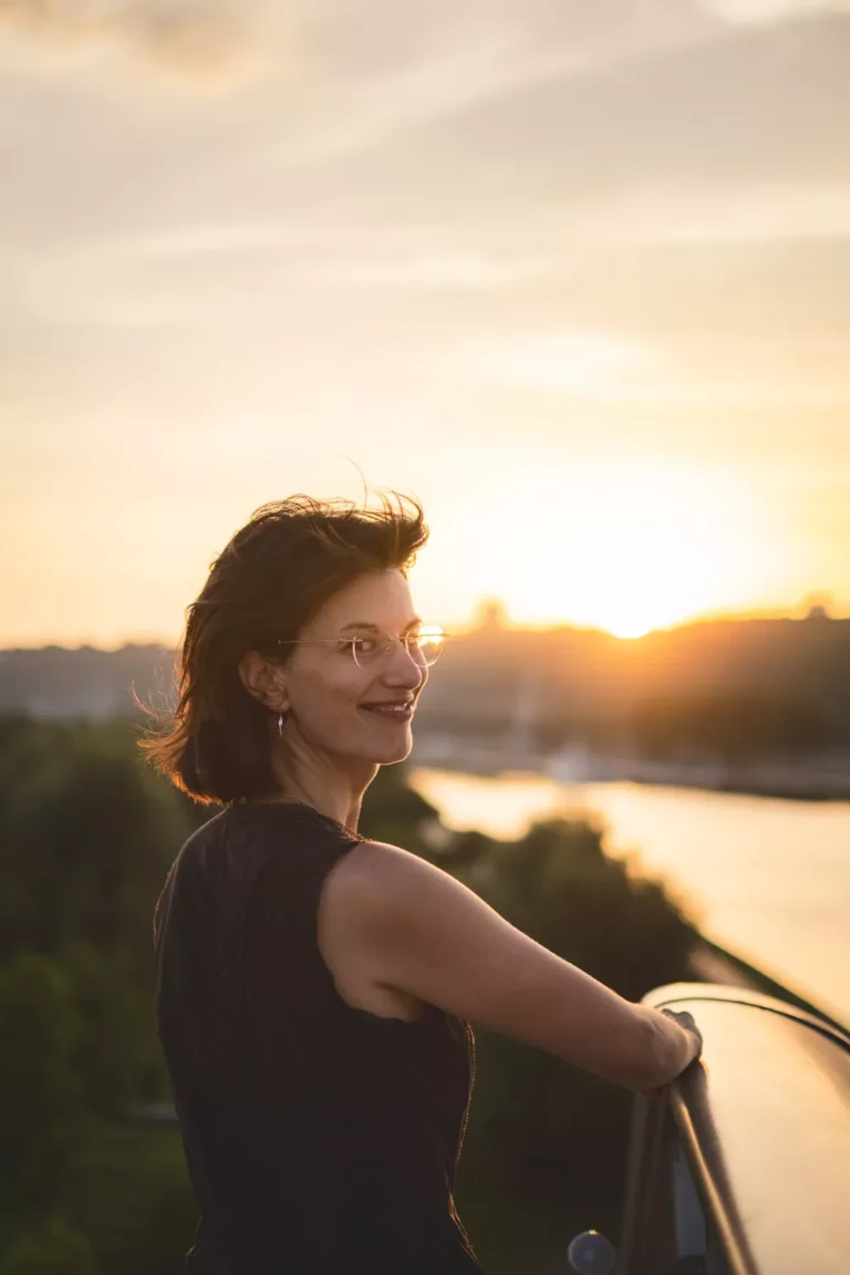 portrait d'une jeune femme éclatant de rire, à la golden hour en normandie