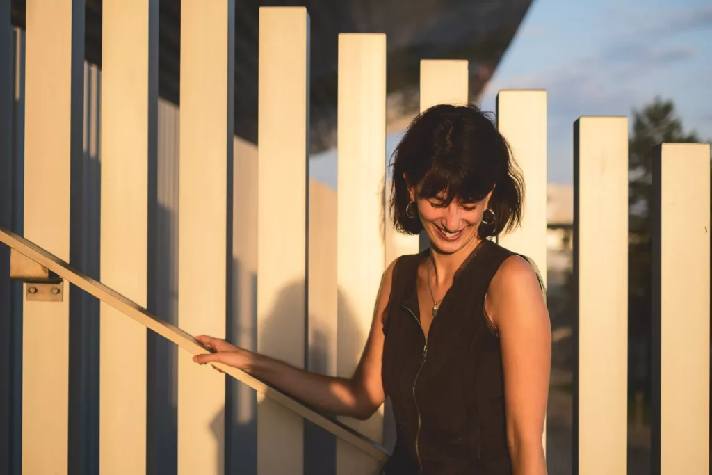 portrait d'une jeune femme à la golden hour en normandie
