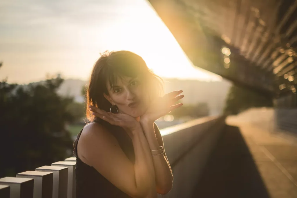 portrait d'une jeune femme faisant une grimace à la golden hour en normandie