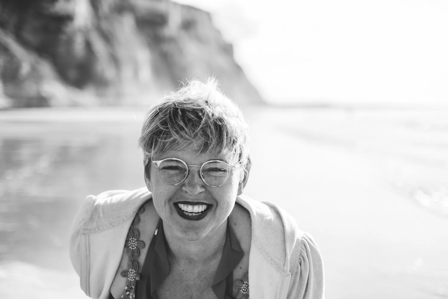 portrait de femme éclatant de rire sur une plage de normandie