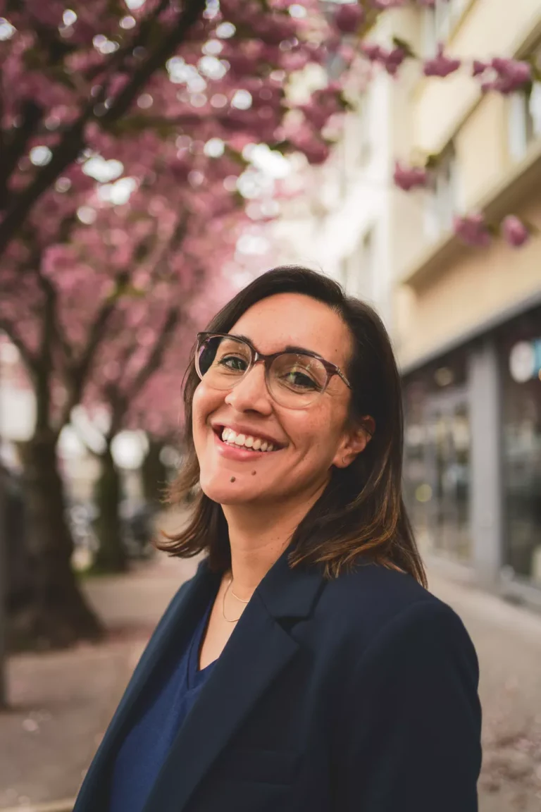 portrait d'une jeune femme sous les cerisiers en fleurs en normandie