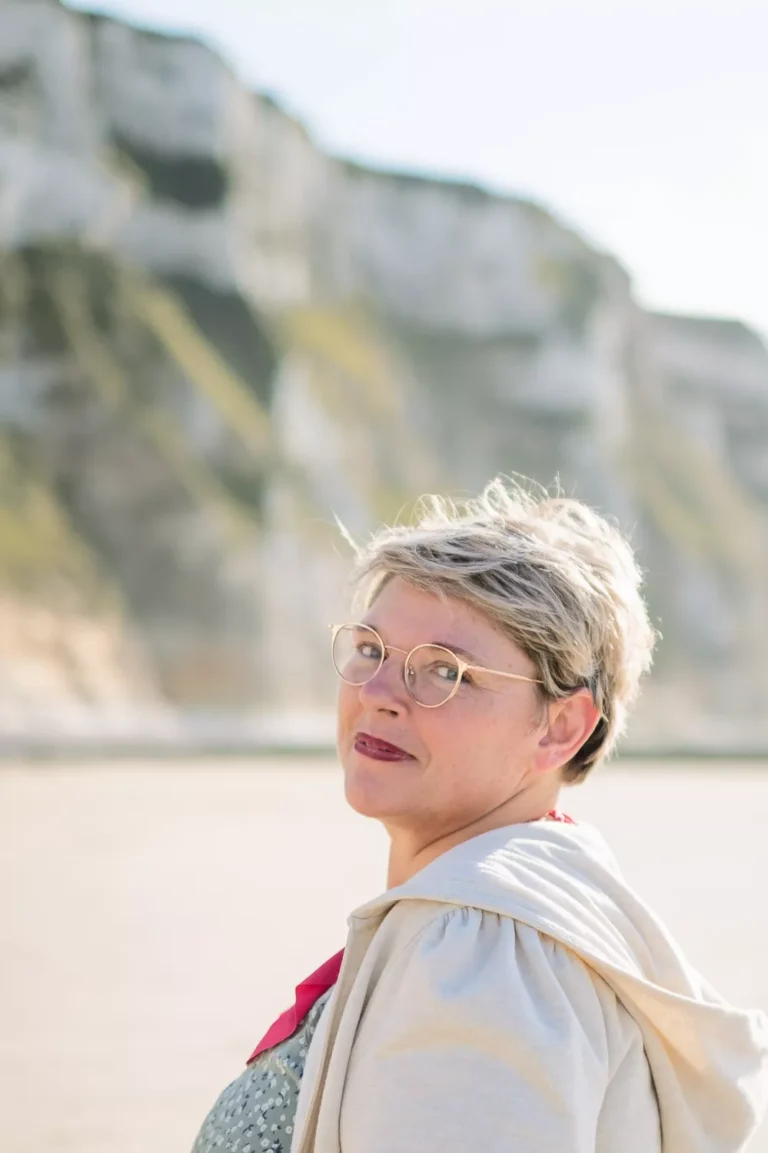 portrait d'une jeune femme en bord de mer en normandie