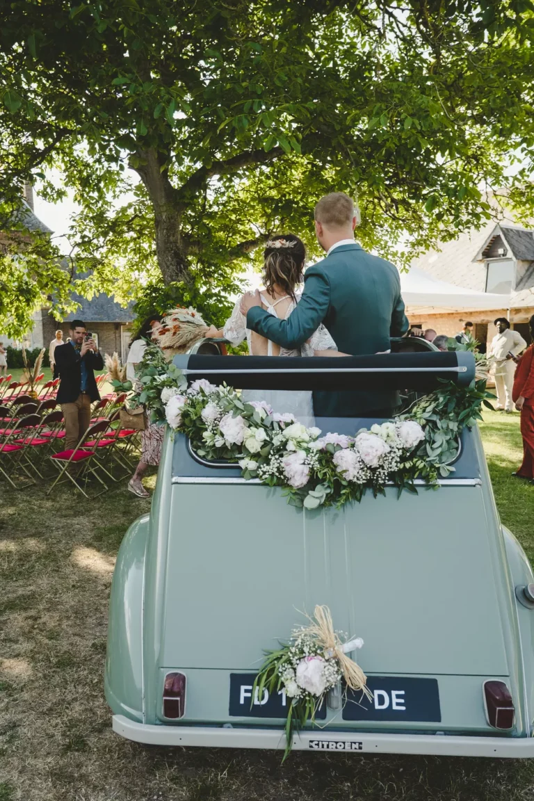 coupe de mariés de dos dans une deux chevaux pour leur mariage en ile de france