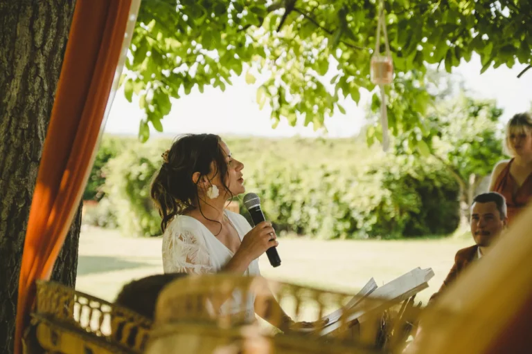 mariée faisant un discours lors de la cérémonie laique de son mariage en ile de france