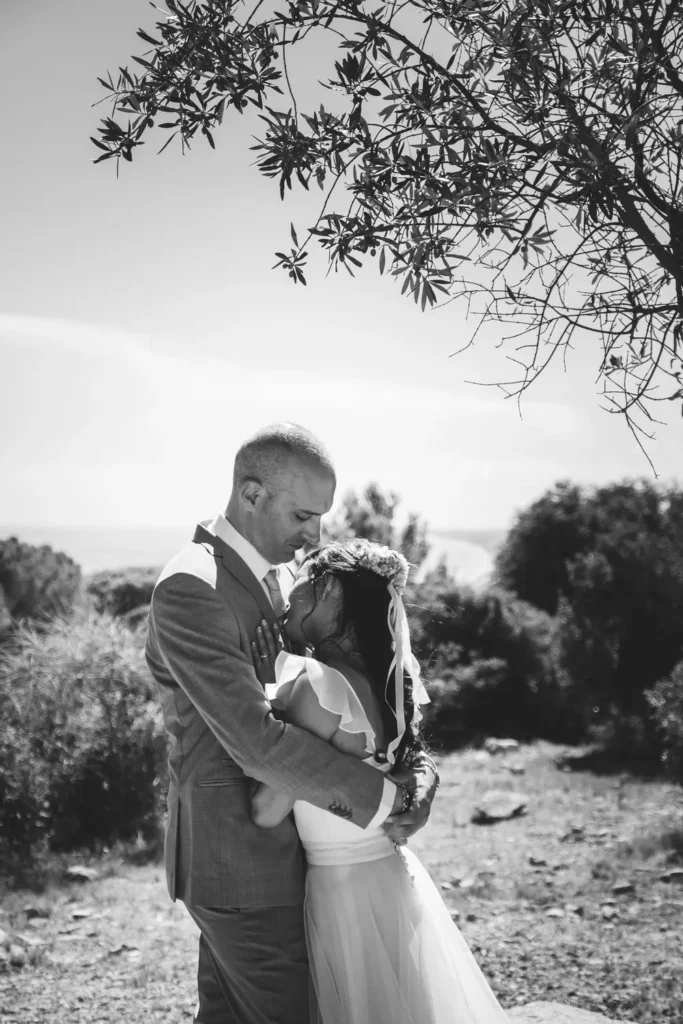 couple de mariés qui s'enlacent sous les oliviers par un photographe de mariage en ile de france