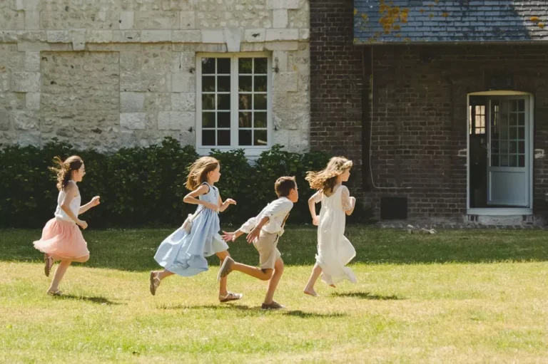 enfants courant pendant le vin d'honneur par une photographe de mariage en yvelines
