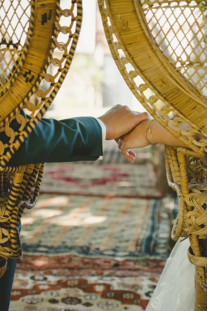 zoom sur les mains des mariés qui se tiennent lors de la cérémonie laique de leur mariage en yvelines