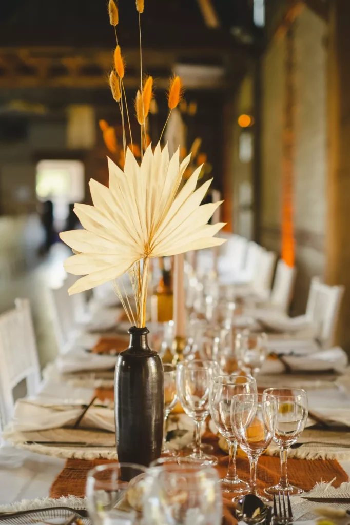 détails de décoration d'une table de mariage par une photographe de mariage en yvelines