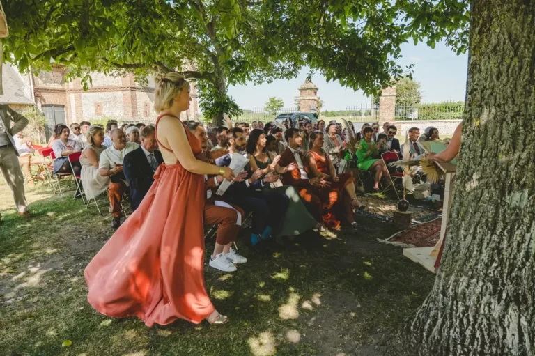 vue d'ensemble d'une cérémonie laique sous les arbres par une photographe de mariage en yvelines