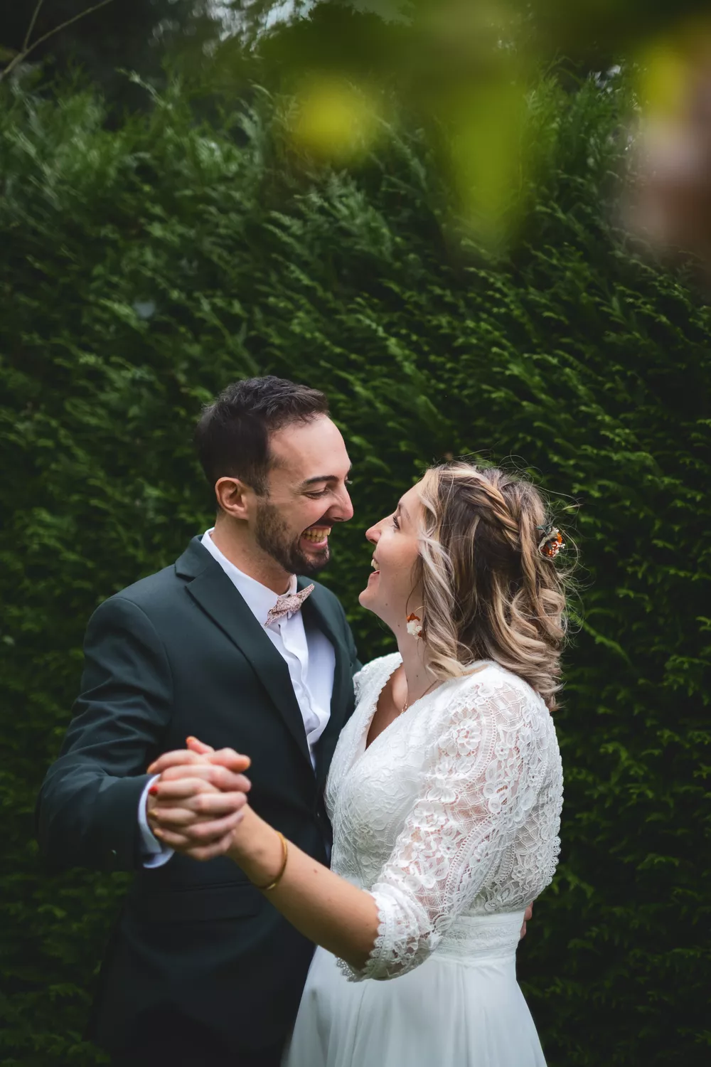 couple de mariés éclatant de rire et dansant par une photographe de mariage en yvelines
