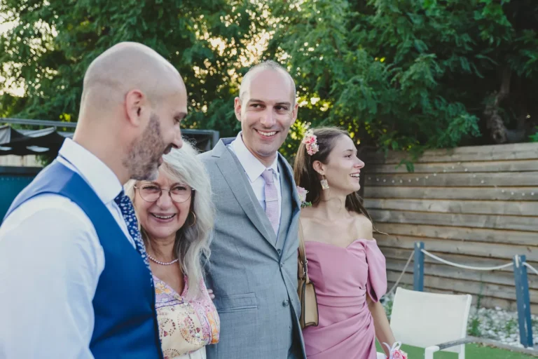 le marié éclatant de rire avec sa mère et ses frères et soeurs par une photographe mariage oise