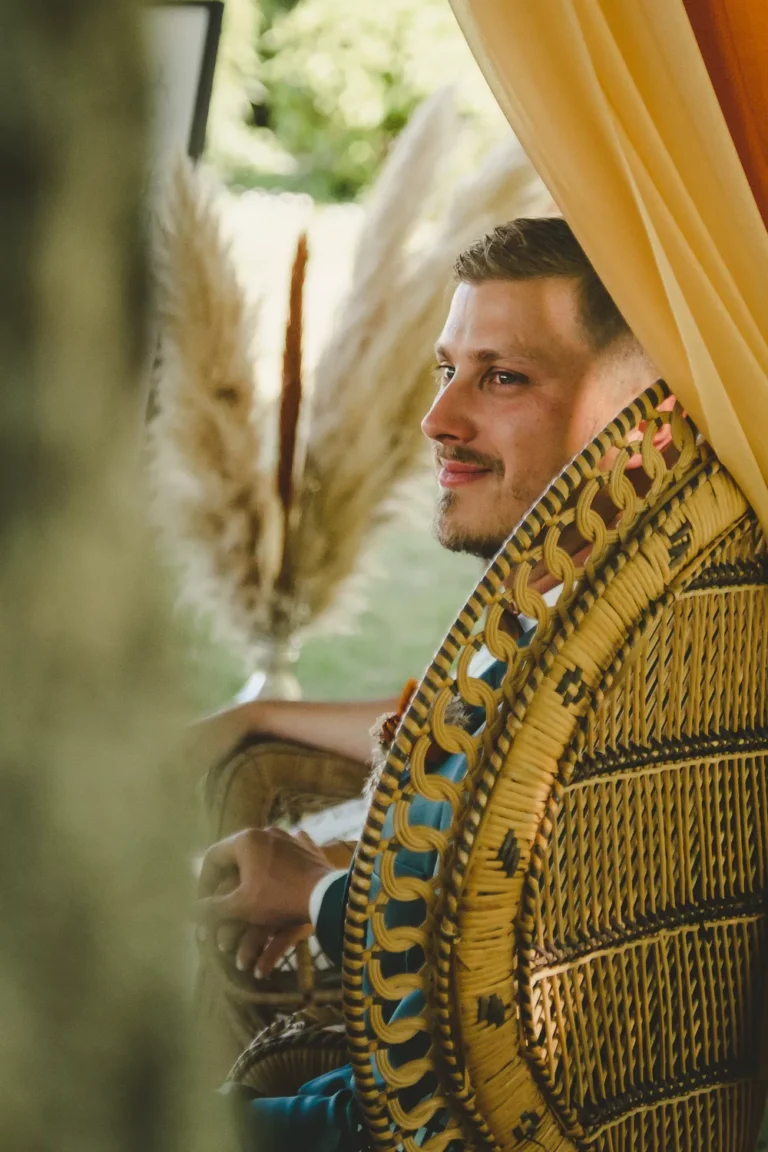zoom sur le marié ému pendant la cérémonie laique par une photographe mariage oise