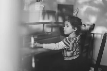 petite fille jouant du piano