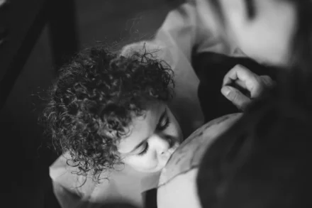 petite fille qui embrasse le ventre rond de sa maman en séance lifestyle