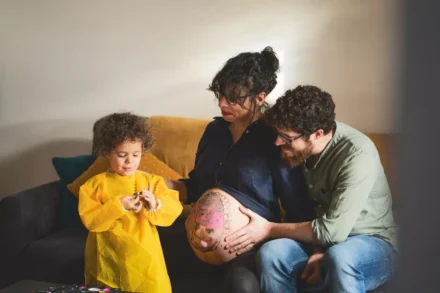 séance lifestyle couple attendant un enfant et regardant leur petite fille