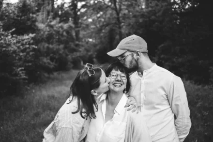 mère avec ses 2 enfants qui lui font un bisou