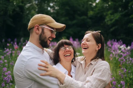 maman avec ses 2 enfants qui se tiennent dans les bras et éclatent de rire