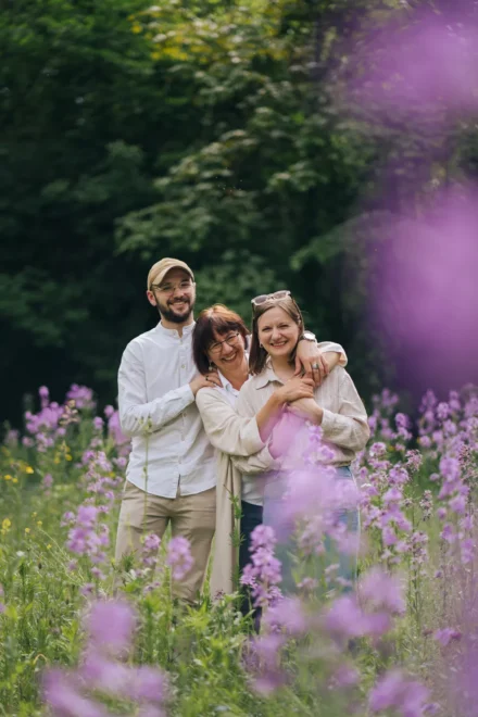 maman avec ses 2 enfants dans un champ de fleurs