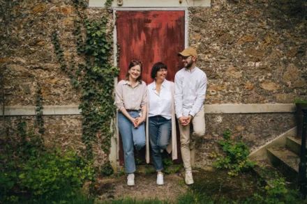 maman avec ses 2 grands enfants contre une jolie porte