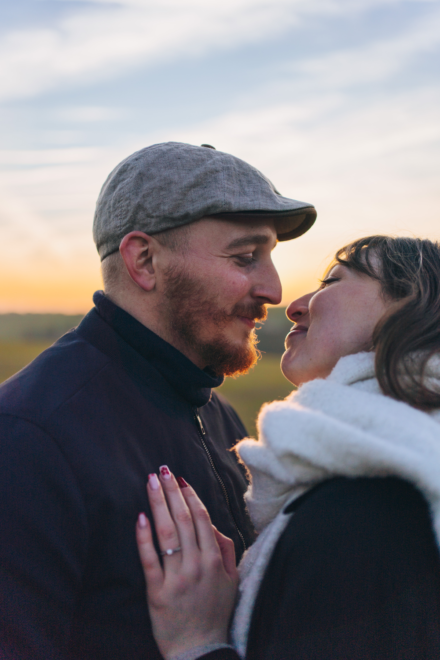couple se regardant avec amour