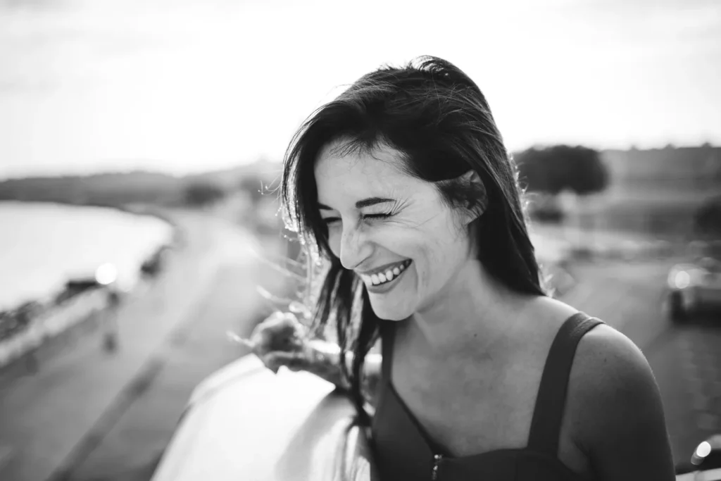portrait noir et blanc d'une femme éclatant de rire par un photographe à rouen