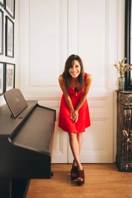 portrait intérieur jeune femme penchée en avant qui rigole