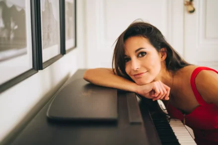 portrait femme sur un piano en intérieur