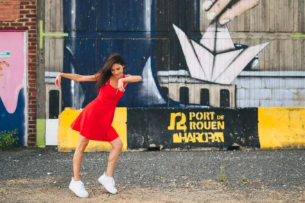 portrait street d'une femme qui danse